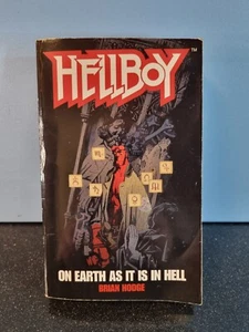 Hellboy: On Earth as it is in Hell by Brian Hodge US Paperback 1st Edition 2005 - Foto 1 di 24