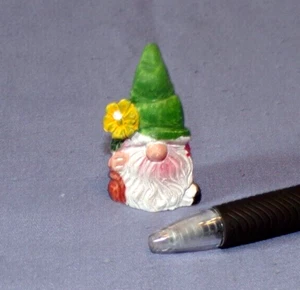 Miniatur Puppenhaus Fee Garten Wichtel Figur Harz 1,75" grüner Hut Blume - Bild 1 von 2