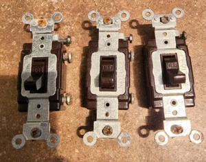 Leviton Interruttore luce singolo marrone 20A, 120V-277VAC, SOLO AC (3) - Foto 1 di 4