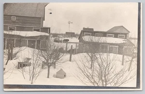 RPPC Escena de Nieve Granja con Molino de Viento en Medio Oeste EE. UU. c1910s Postal - Imagen 1 de 2