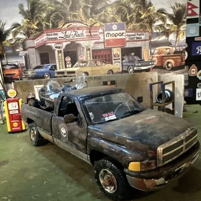 1995 Dodge Ram 2500 SLT - Barn Find Cars - 1:18 DIECAST - With Harley Davidson - Image 1 of 4