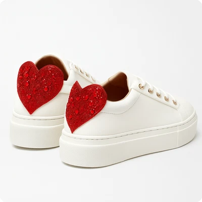 Zapatillas Betsey Johnson Jaxxon blancas brillantes nuevas sin caja con corazón de estrás rojo talla 8 Foto 1 de 4