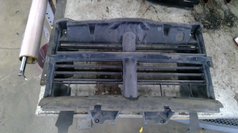 RAM 1500 2016 Air Shutter 635787 - Image 1 of 2