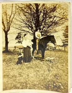 Fotografía vintage en blanco y negro Family and Dog on the Farm Alabama de 4 x 3,5 pulgadas - Imagen 1 de 3
