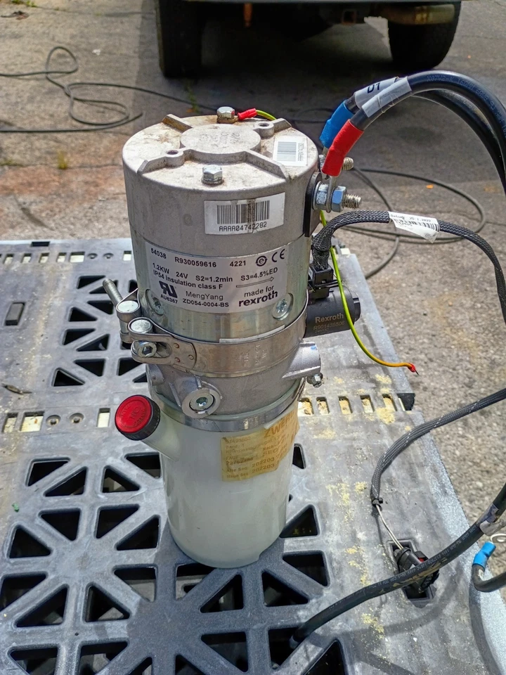 Jungheinrich FORKLIFT 51495653 24V Hydraulic Pump & Reservoir R930059616 - Image 1 of 4