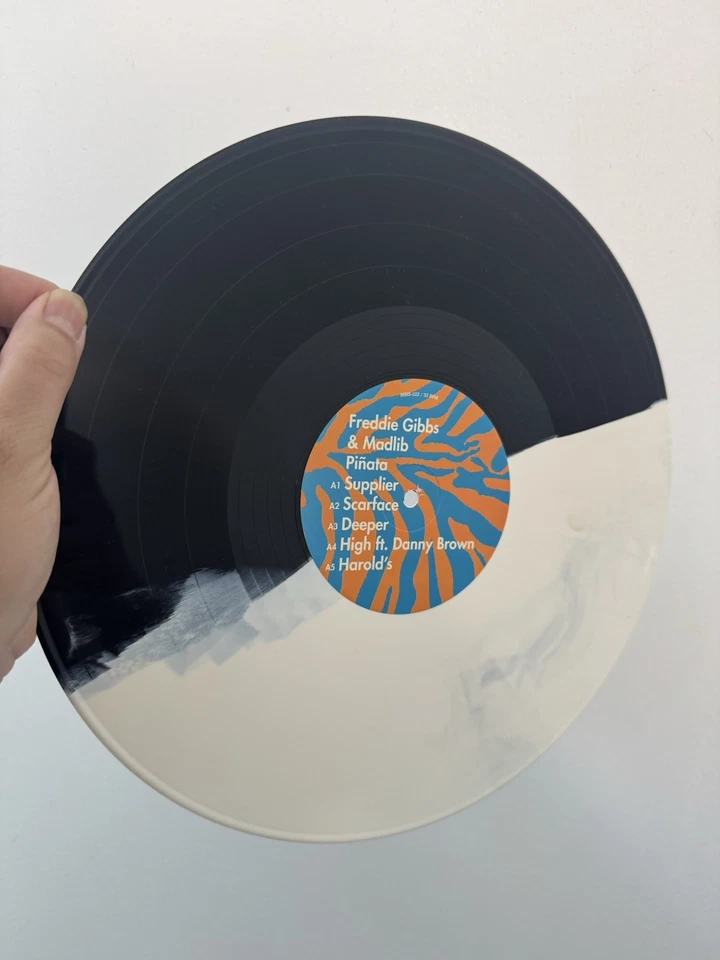 Freddie Gibbs & Madlib - Piñata - Newbury Comics Black/White Split Vinyl - Open Foto 1 de 4