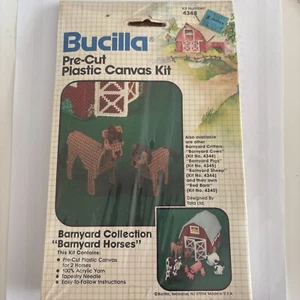 BUCILLA KIT TELA PLASTICA PRETAGLIATA, SIGILLATO #4343 "CAVALLI DA BARNYARD" - Foto 1 di 7