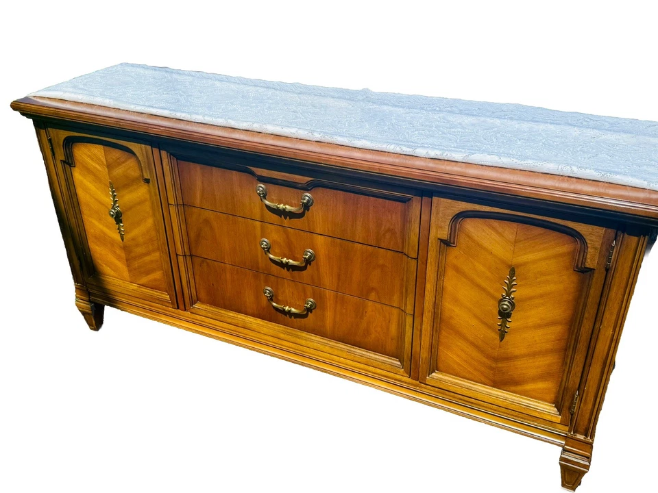 Aparador Mid-Century Buffet/Credenza United Furniture 64 pulgadas, 3 cajones/2 puertas Foto 1 de 4