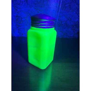 Vintage McKee custard/uranium glass shaker with metal lid - Picture 1 of 10