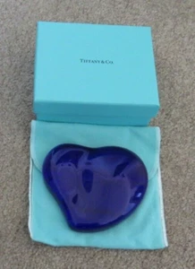 TIFFANY & CO PERETTI LARGE COBALT BLUE HEART PAPERWEIGHT NEW W/BOX POUCH RIBBON - Picture 1 of 3