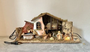 Krippe Weihnachtskrippe mit Beleuchtung und Brunnen Deko - Bild 1 von 5