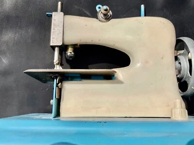 MACHINE À COUDRE  ancienne pour Enfant en METAL Made in France Jouet Ancien - Photo 1/4