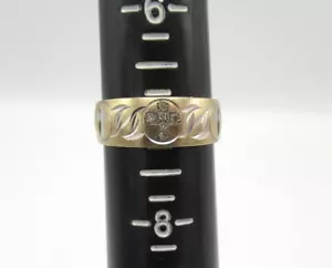 10K breiter Bandring geätzt Kreuz Diamant Größe 7 - Bild 1 von 4