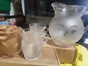 VINTAGE Kool Aid Man Plastic 2 Quart Pitcher 7  Inches Tall With 9 Matching Cups - Picture 1 of 3