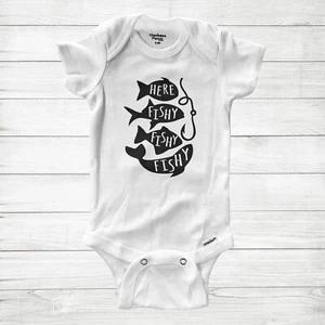 Pagliaccetto Body Neonato Regalo Vacanze Spiaggia Vestiti Stampa Qui Pesce Pesce - Foto 1 di 2