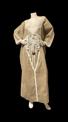 Vestido Vintage 80 Crochet Cinta Opus 1 Caqui Algodón Popelina Macramé y Conchas Marinas Foto 1 de 4