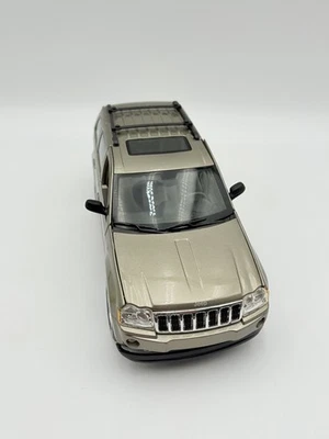 Camión SUV Maisto 1/18 Jeep Grand Cherokee edición especial dorado Foto 1 de 4