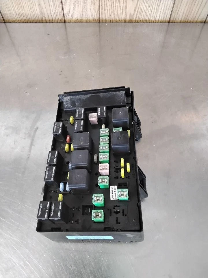 Caja de fusibles de motor Chrysler Town & Country 2006-2007 OEM #5102969AC Foto 1 de 2