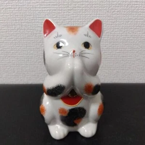 Statuina gatto beccente vintage Manekineko Kutani Yaki Ware gatto che prega - Foto 1 di 5