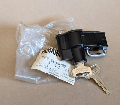 Conjunto de bloqueo de asiento Yamaha 1980-82 SR250 XS400 NUEVO EN STOCK Foto 1 de 3