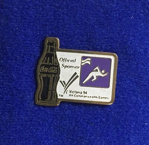 1994 Giochi del Commonwealth Coca-Cola Bottiglia Coca-Cola TRACCIA E CAMPO Spilla risvolto pittogramma - Foto 1 di 1