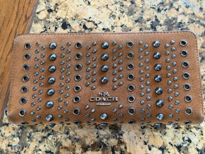 Cartera Coach All Over con tachuelas y ojales acordeón cremallera en gamuza montura Foto 1 de 4