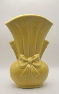 Vintage Shawnee Yellow Art Pottery Ribbon Bow Vase - USA 819 - 1950's - Picture 1 of 7