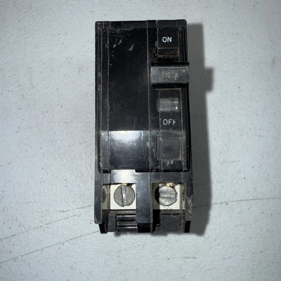 Disjuntor Square D QO2100 2 polos 100 ampères tipo QO plug on - Imagem 1 de 1