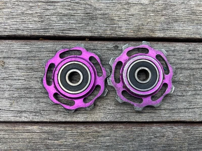 Poleas de desviador trasero mecanizadas CNC anodizadas púrpura Foto 1 de 2