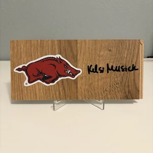 Arkansas Razorbacks Damen Basketball Trainer Kelsi Musick Floorboard signiert Autogramm - Bild 1 von 3