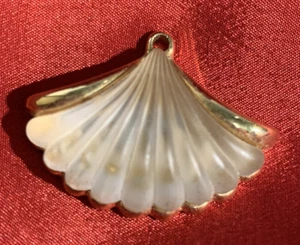 Avon Halskette weiß mattiert Bleikristall Gold Muschel Anhänger Vintage 1981 - Bild 1 von 4