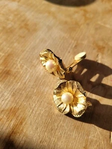 CHRISTIAN DIOR VINTAGE GOLDFARBENE BLUME mit PERLEN CLIP OHRRINGE - Bild 1 von 2