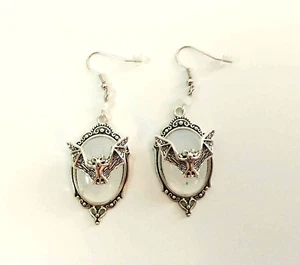 Pendientes grandes de magia gótica murciélago blanco piedra artificial medieval zinc - Imagen 1 de 5