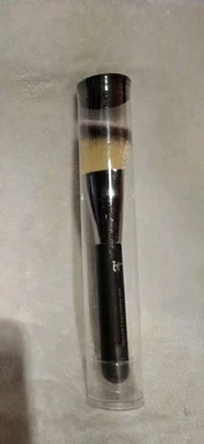 IT COSMETICS ▪︎ No 24 SKIN PERFECTING & BUFFING BRUSH▪︎ Heavenly Luxe ▪︎ Sealed  - Image 1 of 4