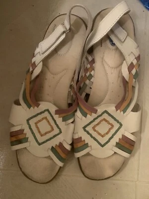 Sandalias tejidas Dr Scholl's para mujer diseño azteca de cuero blanco talla 9. Foto 1 de 3
