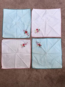 Lotto 4 FAZZOLETTI VINTAGE FAZZOLETTI FAZZOLETTI MAI USATI fiori blu e bianchi da collezione - Foto 1 di 9