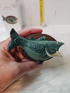 Hallmark Keepsake Ornament 2012 Loudmouth Bass pesce parlante con scatola - Foto 1 di 5