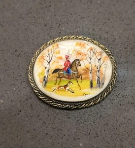 Spilla antica dipinta a mano lacca cavallo cane cornice argento CAMEO FIRMATO G41 - Foto 1 di 6