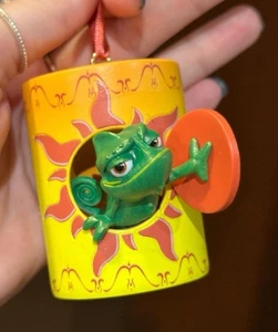 2025 Disney Parks Skizzenbuch Ornament verworren Pascal Laterne Neu - Bild 1 von 2