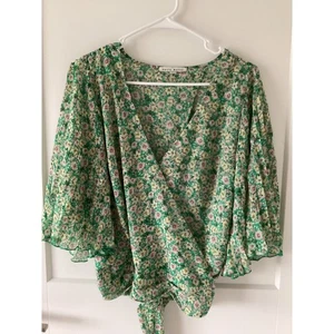 Blusa envolvente floral verde Haute Monde L campana manga plisada lazo cintura top - Imagen 1 de 11