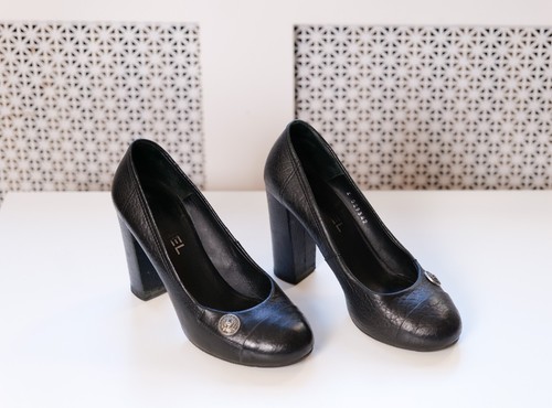 CHANEL Décolleté tacco alto punta tonda spilla logo CC ad incastro in pelle nera (IT38)