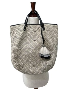 Kempton & Co. geflochtenes Leder Beuteltasche grau cremeweiß gewebt Handtasche Rosshaar Anhänger - Bild 1 von 5