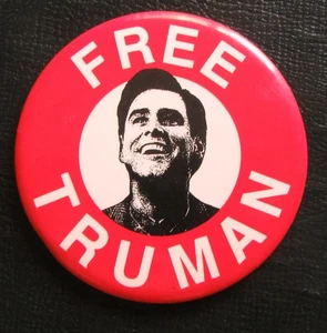 1998 FREE TRUMAN film THE TRUMAN SHOW - Promo 3" pulsante PINBACK - Jim Carrey - Foto 1 di 1