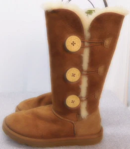 UGG Boots 1873 Classic Chestnut Bailey Button Triplet echtes Lammfell Damen 6 - Bild 1 von 12
