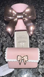 2 Bath & Body Works PINK BOW gemischte Artikel Wandblumenstecker + Tasche * Back Halter Neu mit Etikett - Bild 1 von 5