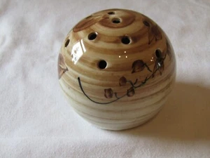 VINTAGE REFILLABLE POMANDER IN BROWN WITH A LEAF DESIGN. - Foto 1 di 3