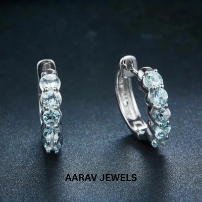 Pendientes de aro Huggie de corte redondo de aguamarina natural enchapados en oro blanco de 14K Foto 1 de 4