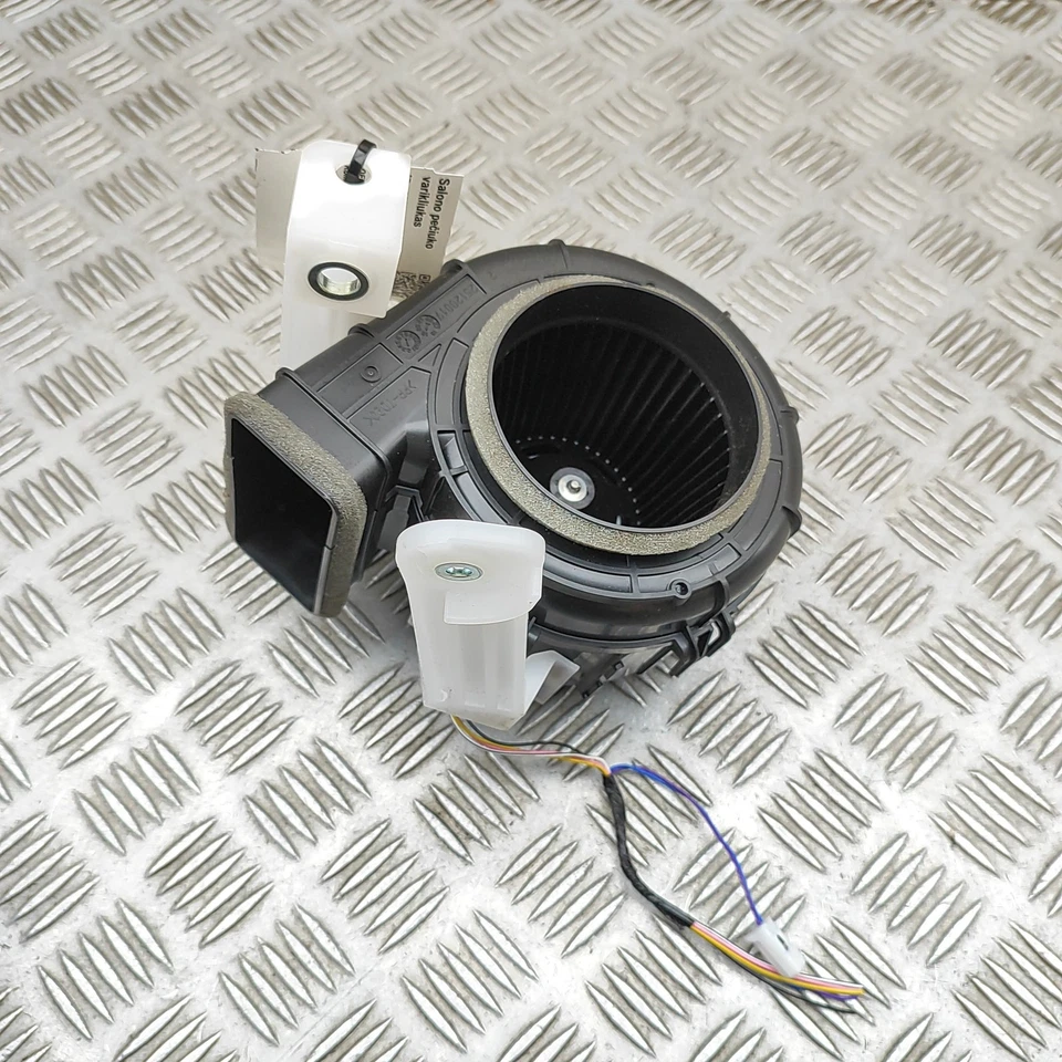 TOYOTA COROLLA Estate E21 Battery cooler fan G9230-12020 32753676 - Image 1 of 4