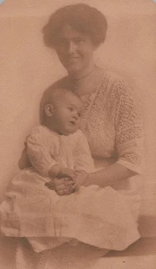 Estudio de retratos de madre bebé de la década de 1910 tomados de la mano sonrisa suave - Imagen 1 de 3