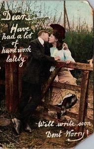 Postal de colección eduardiana romance pareja beso valla JWS cómic coloreado a mano - Imagen 1 de 2